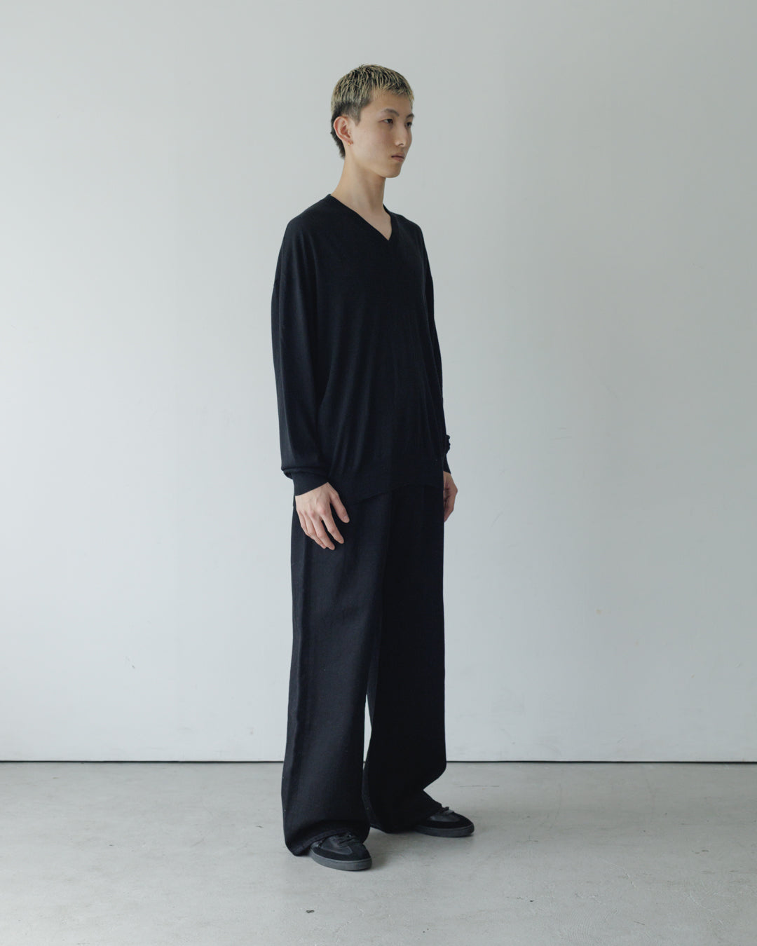 【house of naked】SILKxCASHMERE V-NECK CREWNECK KNIT, BLACK