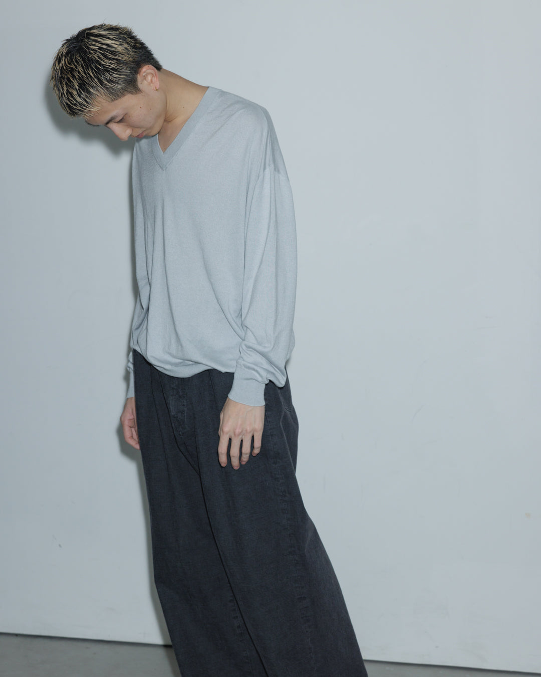 【house of naked】SILKxCASHMERE V-NECK CREWNECK KNIT, LIGHT GRAY