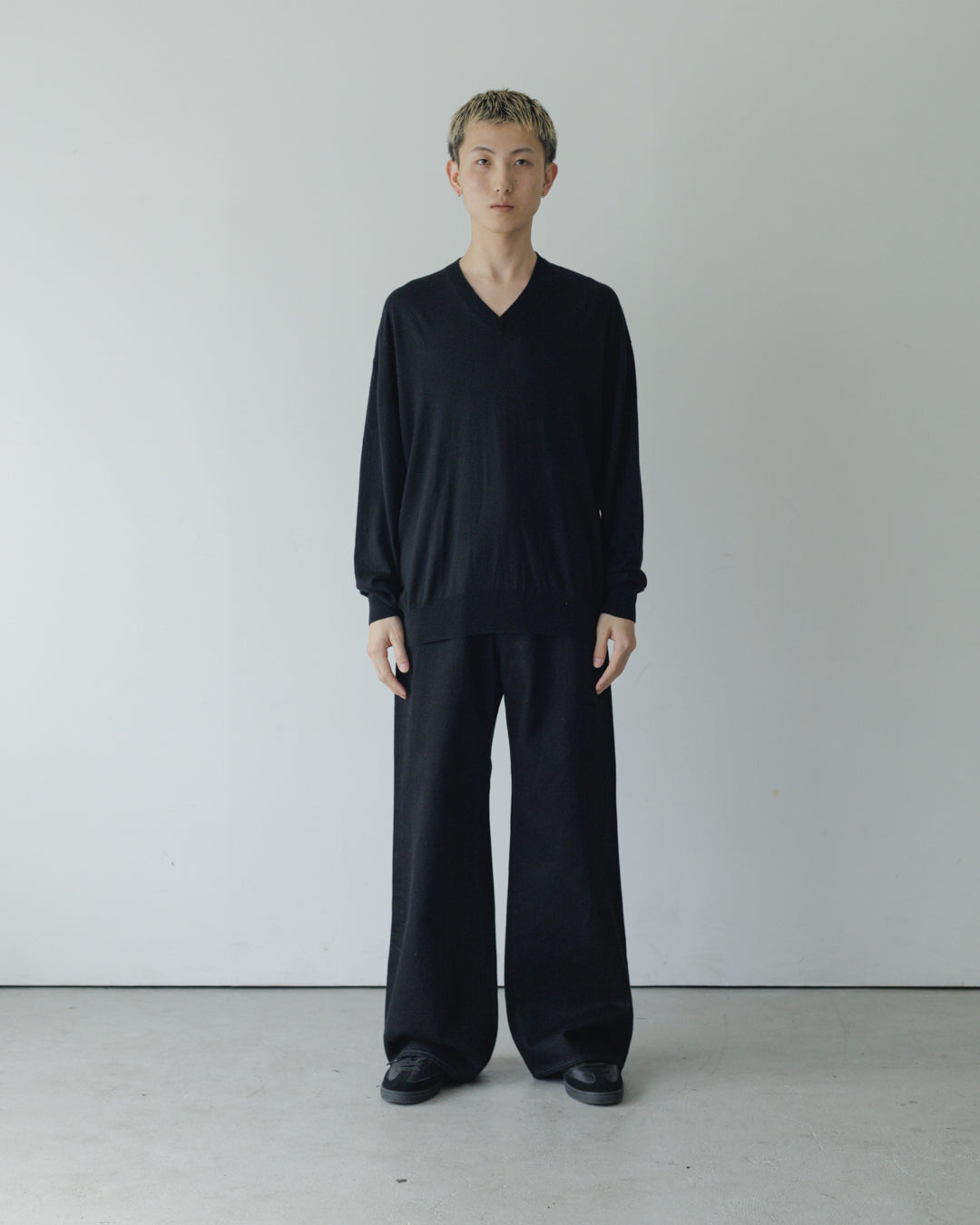 【house of naked】SILKxCASHMERE V-NECK CREWNECK KNIT, BLACK