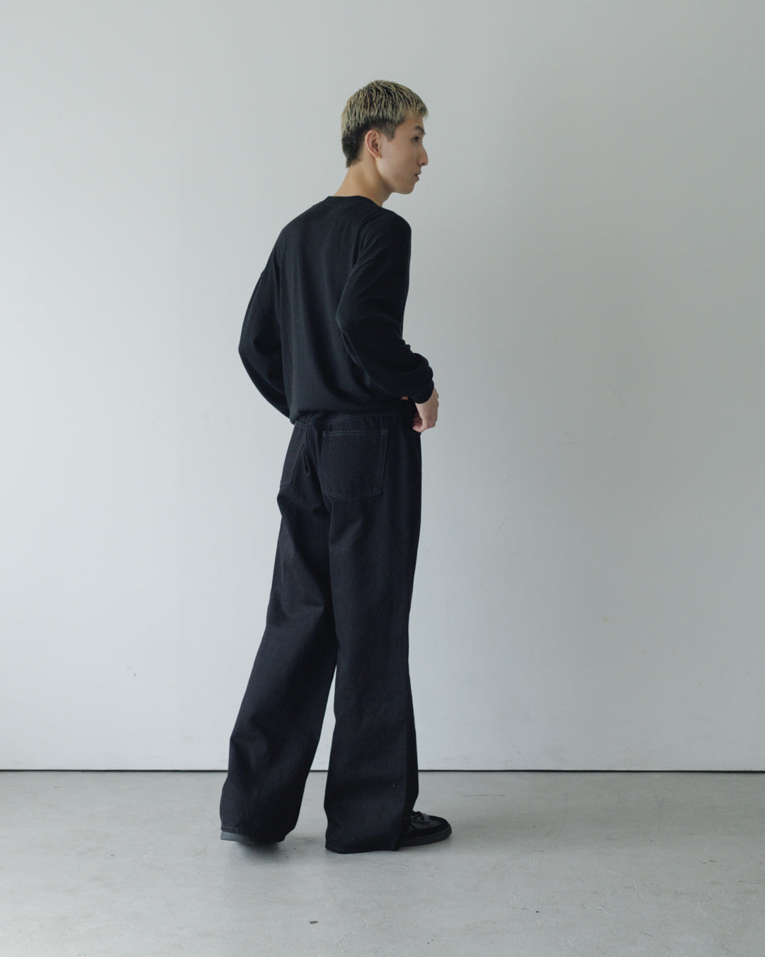 【house of naked】SILKxCASHMERE V-NECK CREWNECK KNIT, BLACK