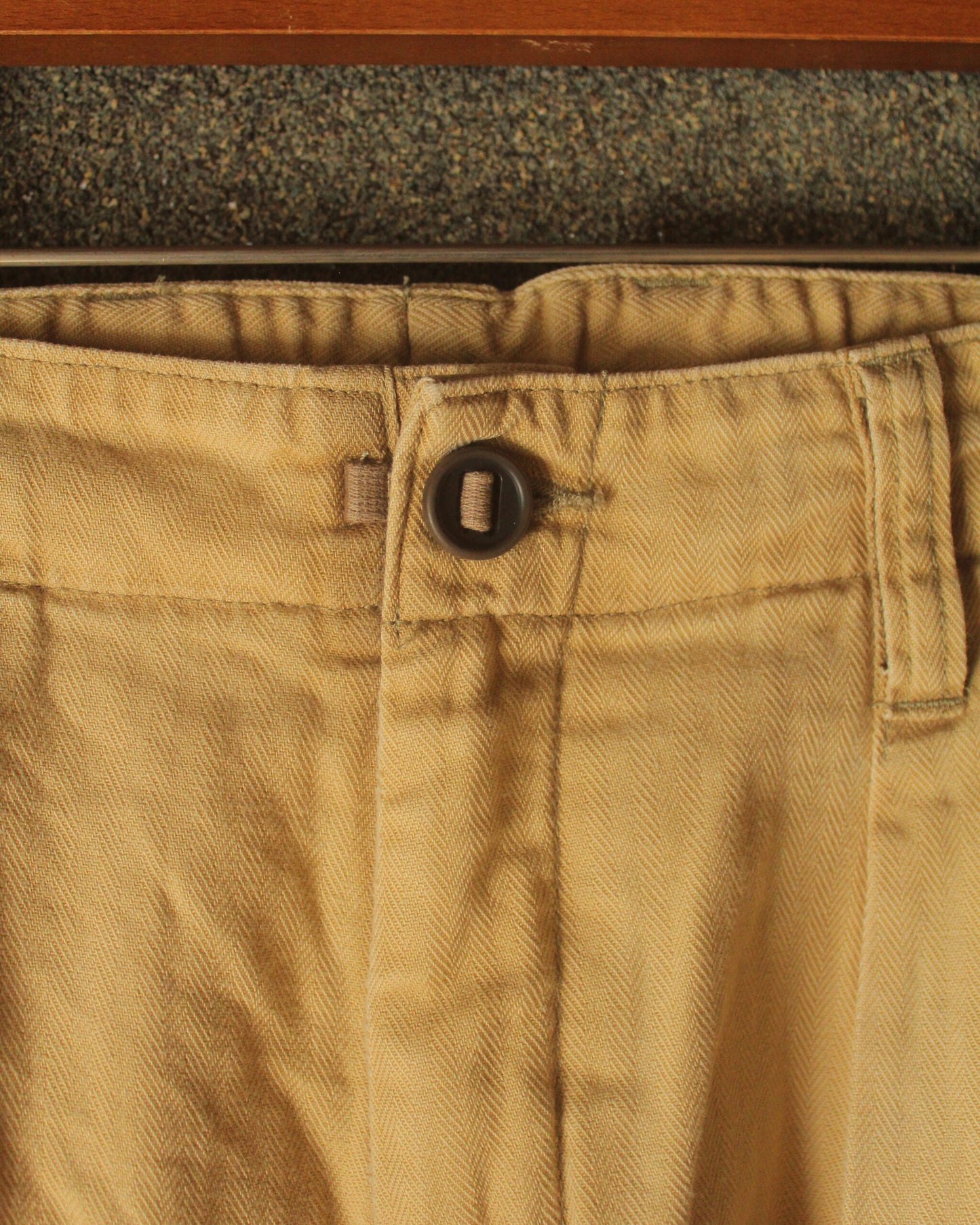 【ANACHRONORM】 REMAKED HERRINGBONE COMBAT CARGO TROUSERS, KHAKI